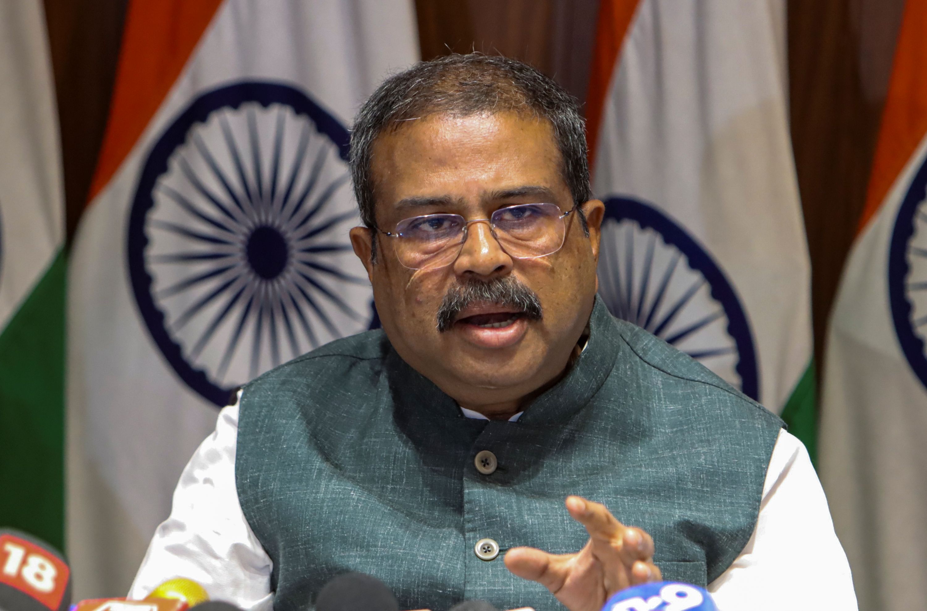 NEET-UG Re-Exam: टेलीग्राम चैनलों पर सख्ती और पेपर लीक की अफवाहों पर रोक, शिक्षा मंत्री ने की हाई लेवल बैठक