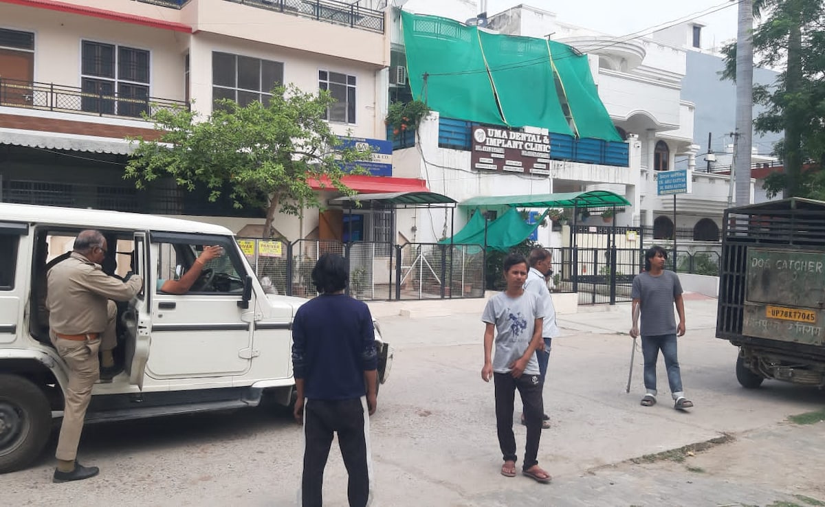 कानपुर पुलिस और नगर निगम की टीम कुत्ते को पकड़ने पहुंची.