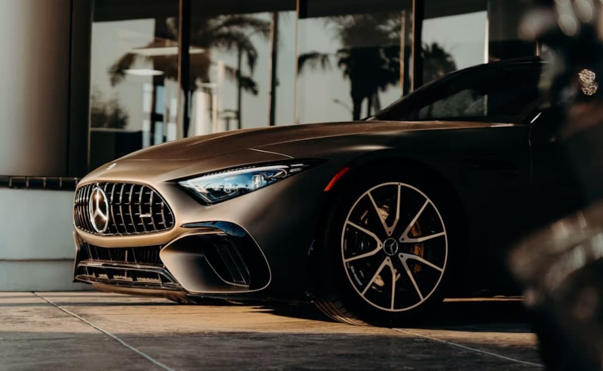 अमेरिका में बैन हो सकती है Mercedes-Benz! ड्रैगन से कनेक्शन ने बढ़ाई लग्जरी कार कंपनी की टेंशन