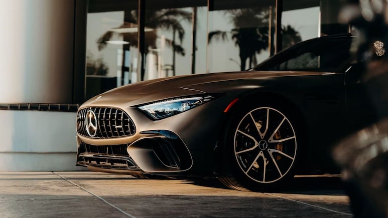 अमेरिका में बैन हो सकती है Mercedes-Benz! ड्रैगन से कनेक्शन ने बढ़ाई लग्जरी कार कंपनी की टेंशन