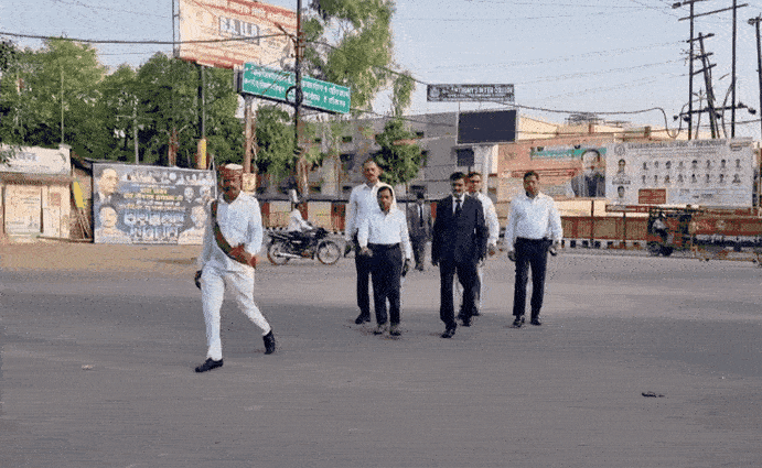 सरकारी गाड़ियां खड़ी रहीं... प्रतापगढ़ जज और न्यायिक अधिकारी सड़क पर पैदल निकले, क्या बदल रहा सिस्टम का अंदाज? Video
