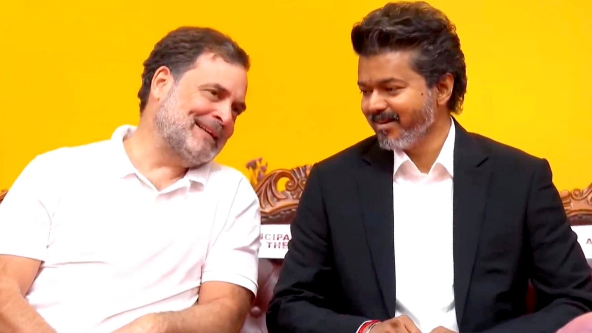 Vijay with Rahul Gandhi at Chennais Nehru Indoor Stadium.