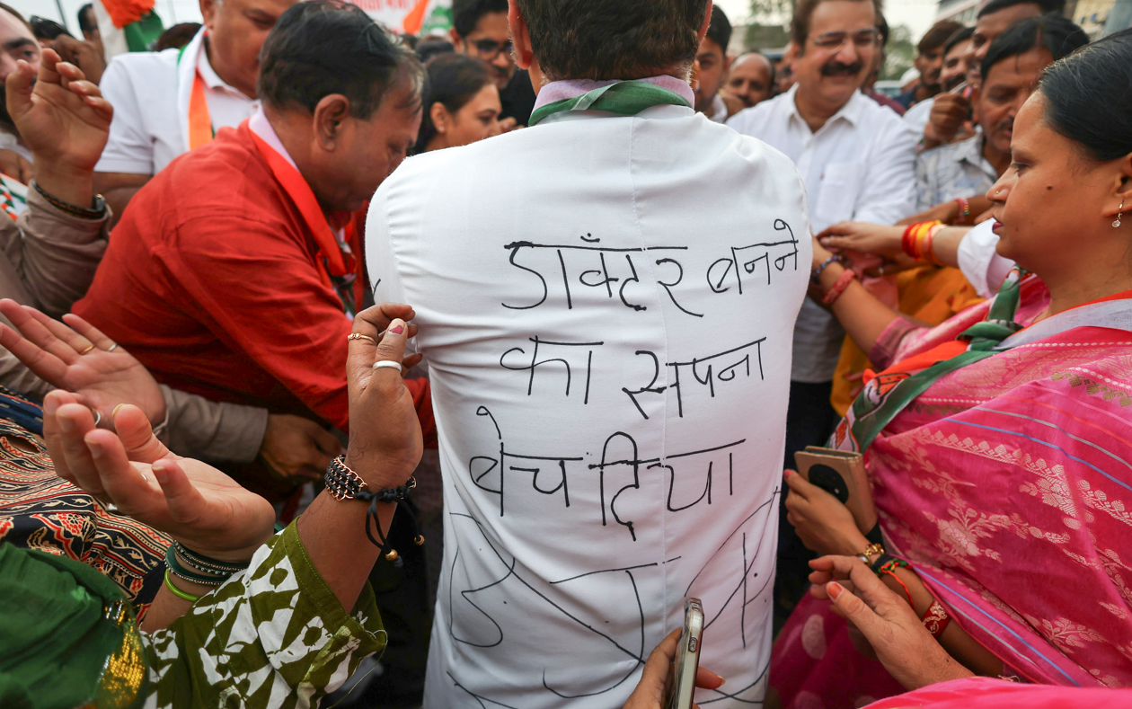 केमिस्ट्री प्रोफेसर से कोचिंग माफिया तक कितने किरदार, NEET पेपर लीक की पूरी कहानी, 6 राज्यों से कनेक्शन