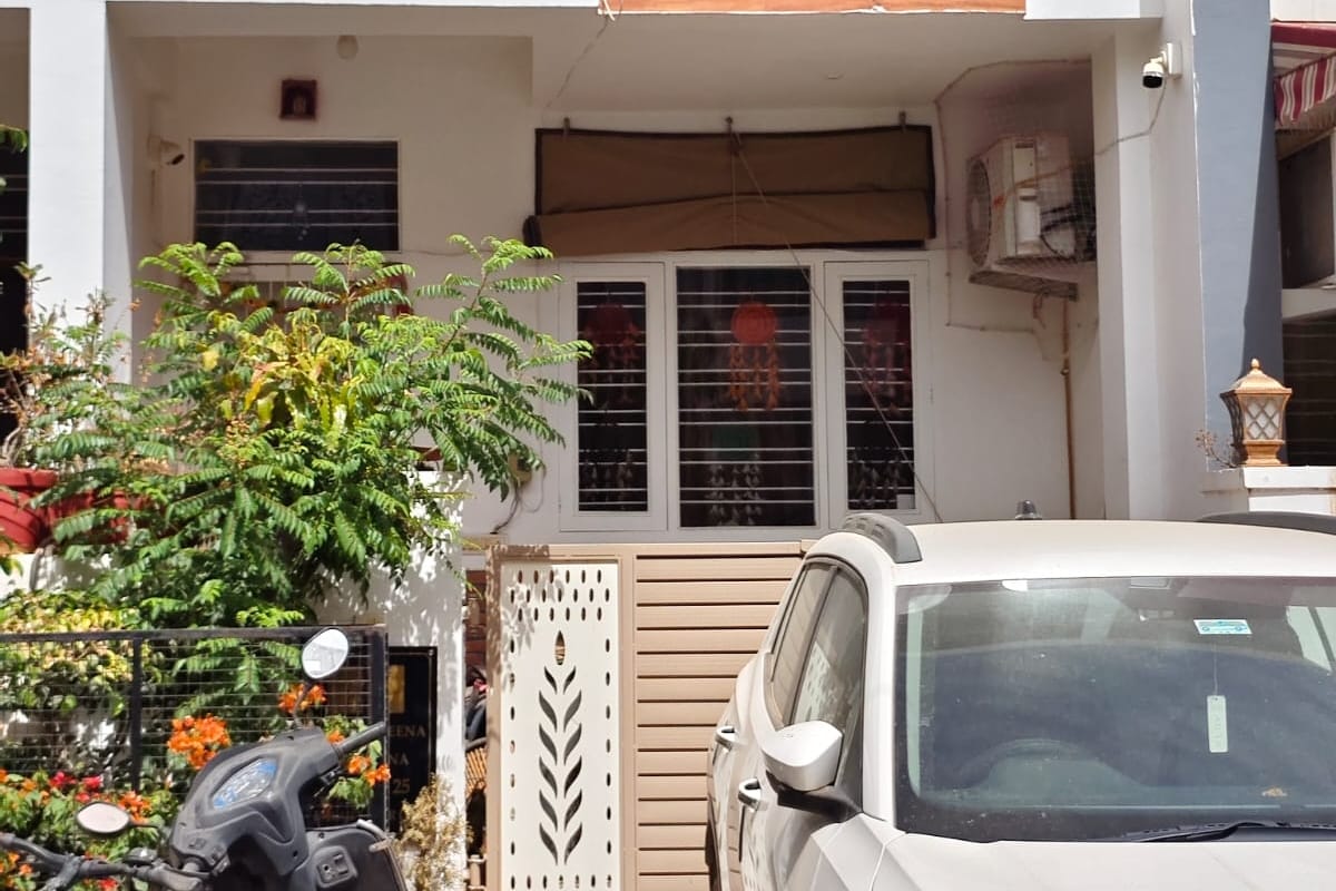 6 साल से इसी घर में रह रहे थे गौतम और अनु, आज पसरा है सन्नाटा.