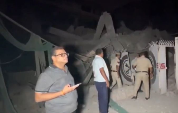 दिल्ली के महरौली में गिरी इमारत, मलबे में कई लोगों के दबे होने की आशंका