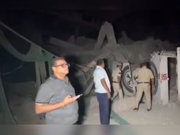 दिल्ली के महरौली में गिरी इमारत, मलबे में कई लोगों के दबे होने की आशंका
