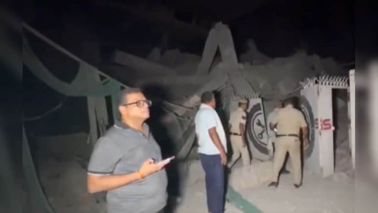 दिल्ली के महरौली में गिरी इमारत, मलबे में कई लोगों के दबे होने की आशंका