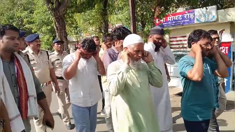 खंडवा में गौ हत्या : 8 पर केस, 7 गिरफ्तार, पुलिस ने निकाला आरोपियों का जुलूस; रासुका की मांग