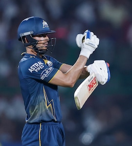 RR vs GT LIVE Score, IPL 2026: Shubman Gill Slams 50 But Suffers Massive Injury Scare; RR Finally Strike