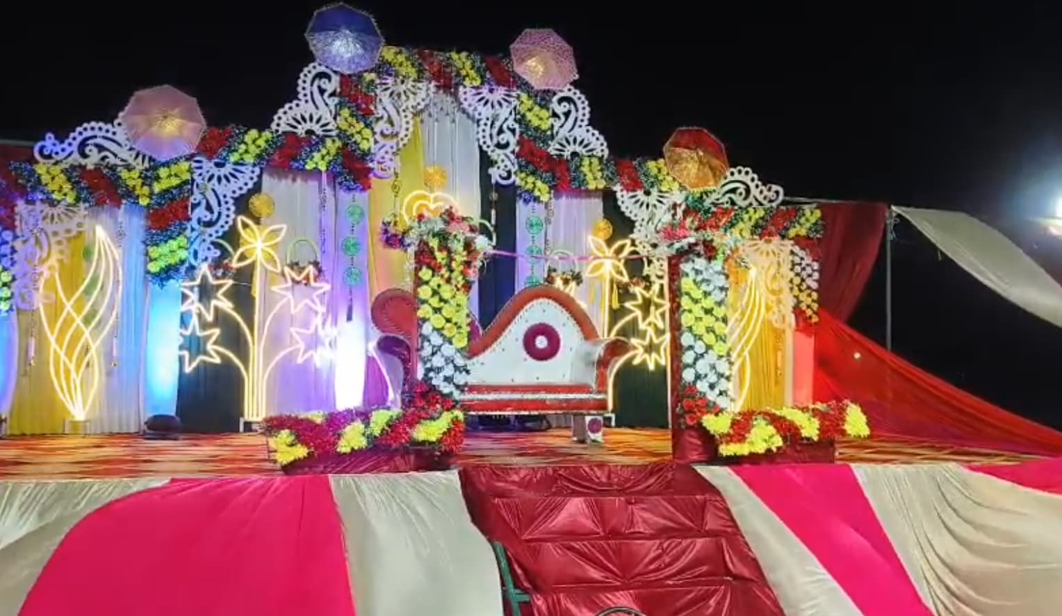सजी हुई थी स्टेज