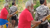 मॉनसून से पहले मंदिर की रेलिंग को सैंडपेपर से घिसते नजर आए संजय मिश्रा, कपड़े और हालत देख पहचान नहीं पाएंगे