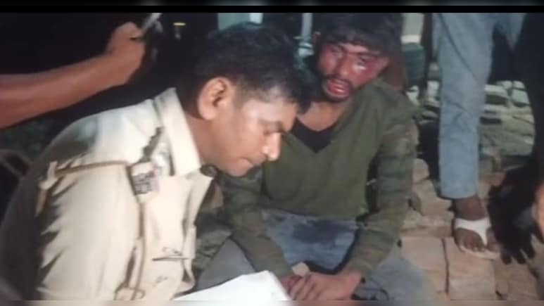 हत्&zwj;या करने आए शूटर को ग्रामीणों ने पकड़कर क&zwj;िया अधमरा, कर द&zwj;िया पुल&zwj;िस के हवाले