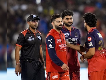 RCB vs KKR LIVE Score, IPL 2026: कार्तिक त्यागी ने दिलाई केकेआर को पहली सफलता, बेथल आउट