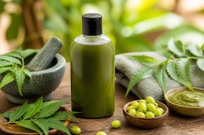Neem Shampoo At Home: डैंड्रफ और खुजली से राहत पाने के लिए घर पर खुद तैयार करें नीम की पत्तियों से बना शैम्पू