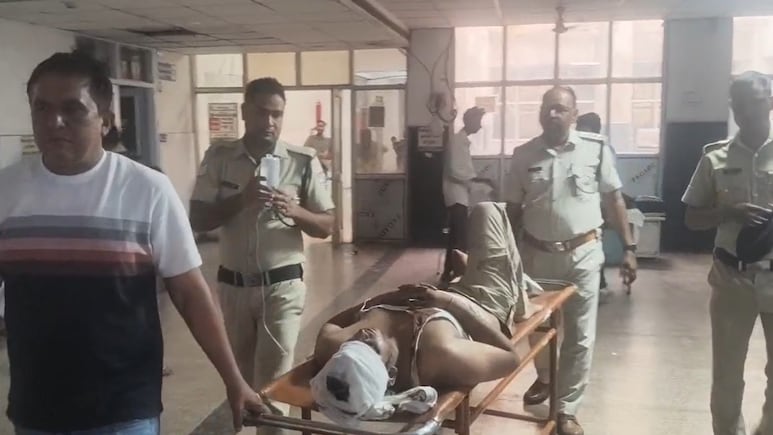 रामगंजमंडी-भोपाल रेल लाइन पर बड़ा सड़क हादसा, गश्त कर रहे आरपीएफ जवानों को ट्रक ने रौंदा, हालत गंभीर