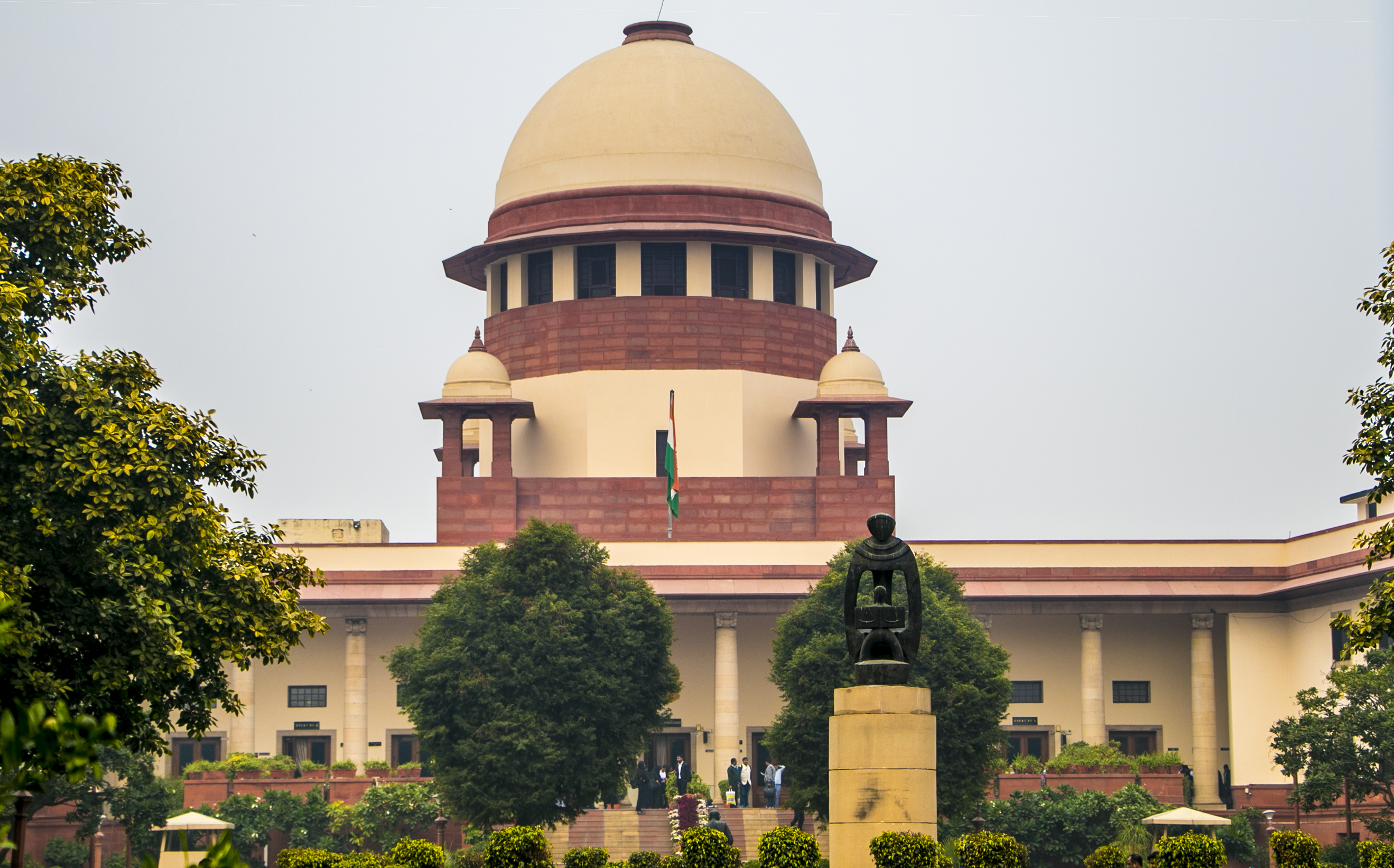सरकारी आदेश माना तो अफसर पर लगा 25 लाख का जुर्माना, सुप्रीम कोर्ट ने पूछा- नौकरी सरकार की, तो बगावत कैसे?