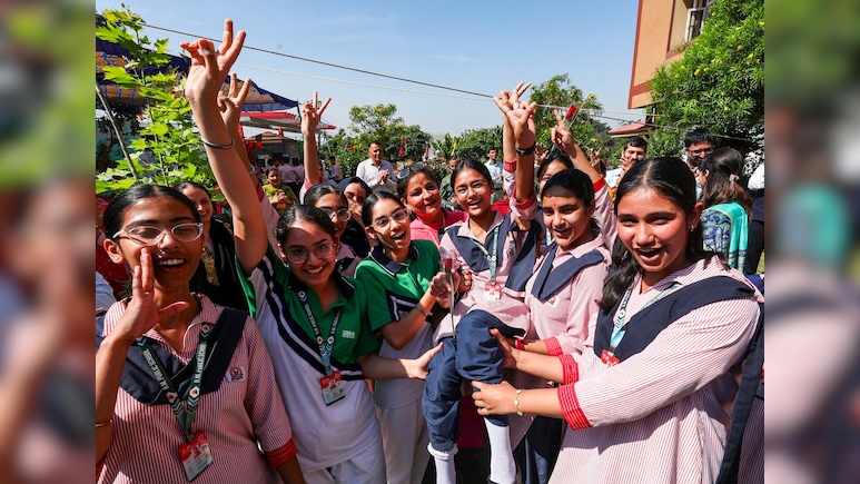 CBSE 12वीं में नहीं आए 90% मार्क्स? न हों परेशान! दिल्ली के इन बड़े कॉलेजों में आसानी से मिल जाएगा एडमिशन