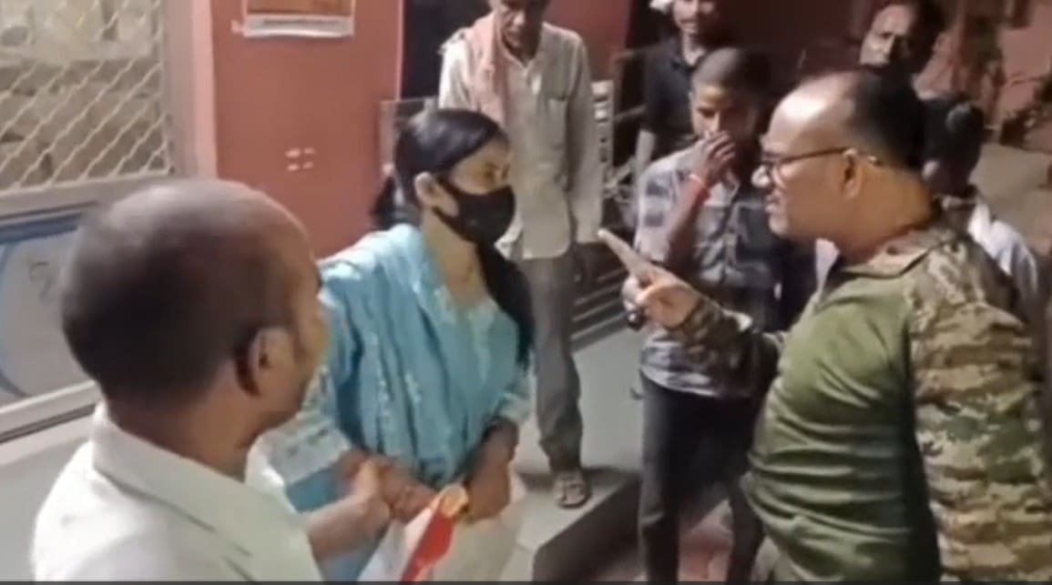 अस्पताल से भागते हुई पकड़ी गई आरोपी महिला अस्पताल से भागते हुई पकड़ी गई आरोपी महिला