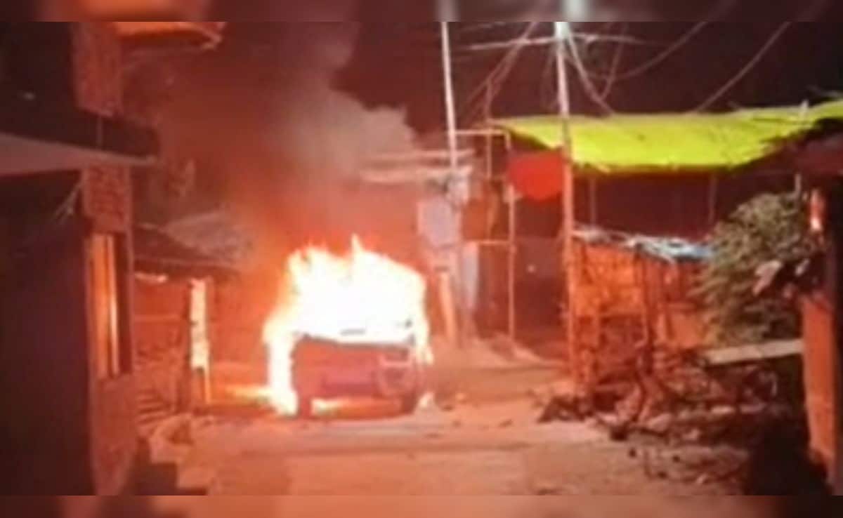 ग्रामीणों ने कार में लगाई आग