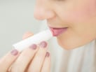 गर्मियों के लिए बेस्‍ट हैं ये LIP BALM, ड्राई और फटे होंठों को देते हैं इंस्‍टेंट आराम