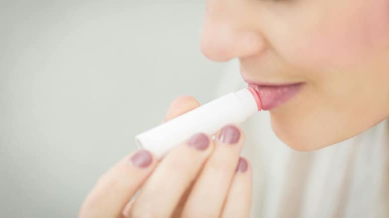 गर्मियों के लिए बेस्&zwj;ट हैं ये LIP BALM, ड्राई और फटे होंठों को देते हैं इंस्&zwj;टेंट आराम