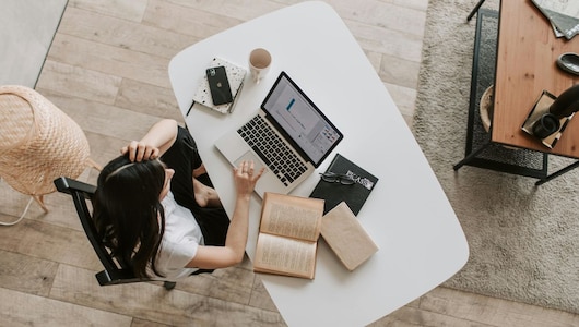 आप भी करते हैं WORK FROM HOME? घर के फर्नीचर में शामिल करें ये Chairs, Desk, 45% में खरीदने का मिल रहा है मौका