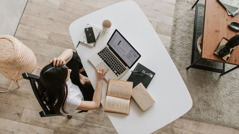 आप भी करते हैं WORK FROM HOME? घर के फर्नीचर में शामिल करें ये Chairs, Desk, 45% में खरीदने का मिल रहा है मौका