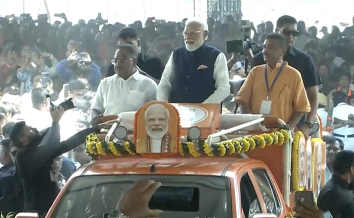 भगवा कुर्ते में शपथ लेने पहुंचे शुभेंदु अधिकारी, पीएम मोदी के साथ कोलकाता के ब्रिगेड ग्राउंड में रोड शो