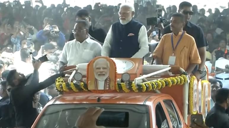 भगवा कुर्ते में शपथ लेने पहुंचे शुभेंदु अधिकारी, पीएम मोदी के साथ कोलकाता के ब्रिगेड ग्राउंड में रोड शो
