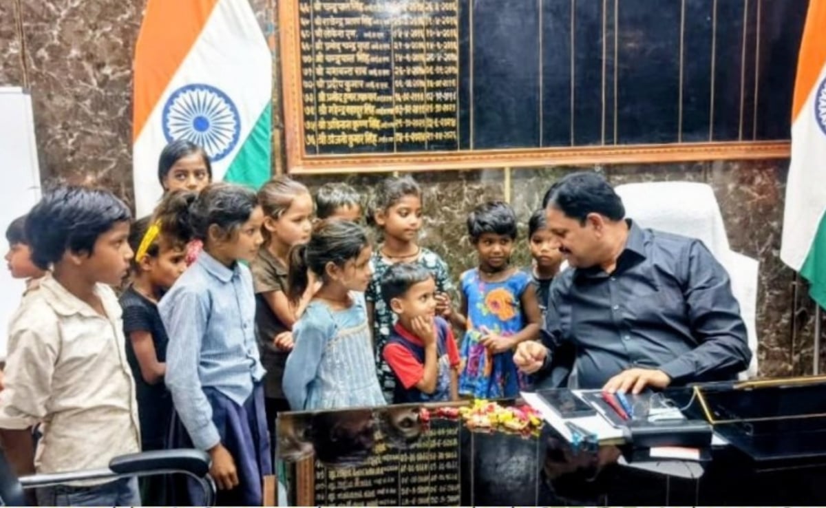 'सर, स्कूल वाले एडिमशन नहीं कर रहे...' बच्चों की गुहार पर मैनपुरी DM ने एक घंटे में करा दिए 15 दाखिले, हो रही तारीफ — WellsTrack