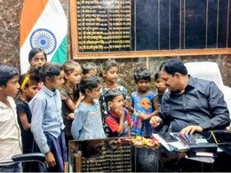 'सर, स्कूल वाले एडिमशन नहीं कर रहे...' बच्चों की गुहार पर मैनपुरी DM ने एक घंटे में करा दिए 15 दाखिले, हो रही तारीफ