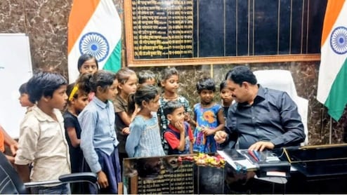 'सर, स्कूल वाले एडिमशन नहीं कर रहे...' बच्चों की गुहार पर मैनपुरी DM ने एक घंटे में करा दिए 15 दाखिले, हो रही तारीफ