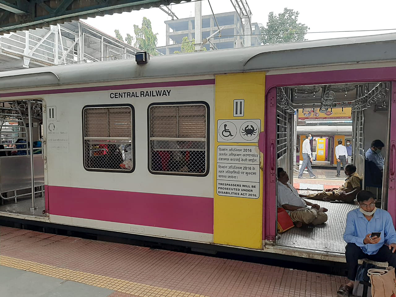 मुंबई लोकल के यात्री ध्यान दें, इन रूटों पर रहेगा 10 घंटे का मेगा ब्लॉक, यात्रा करने से पहले रूट जरूर देख लें