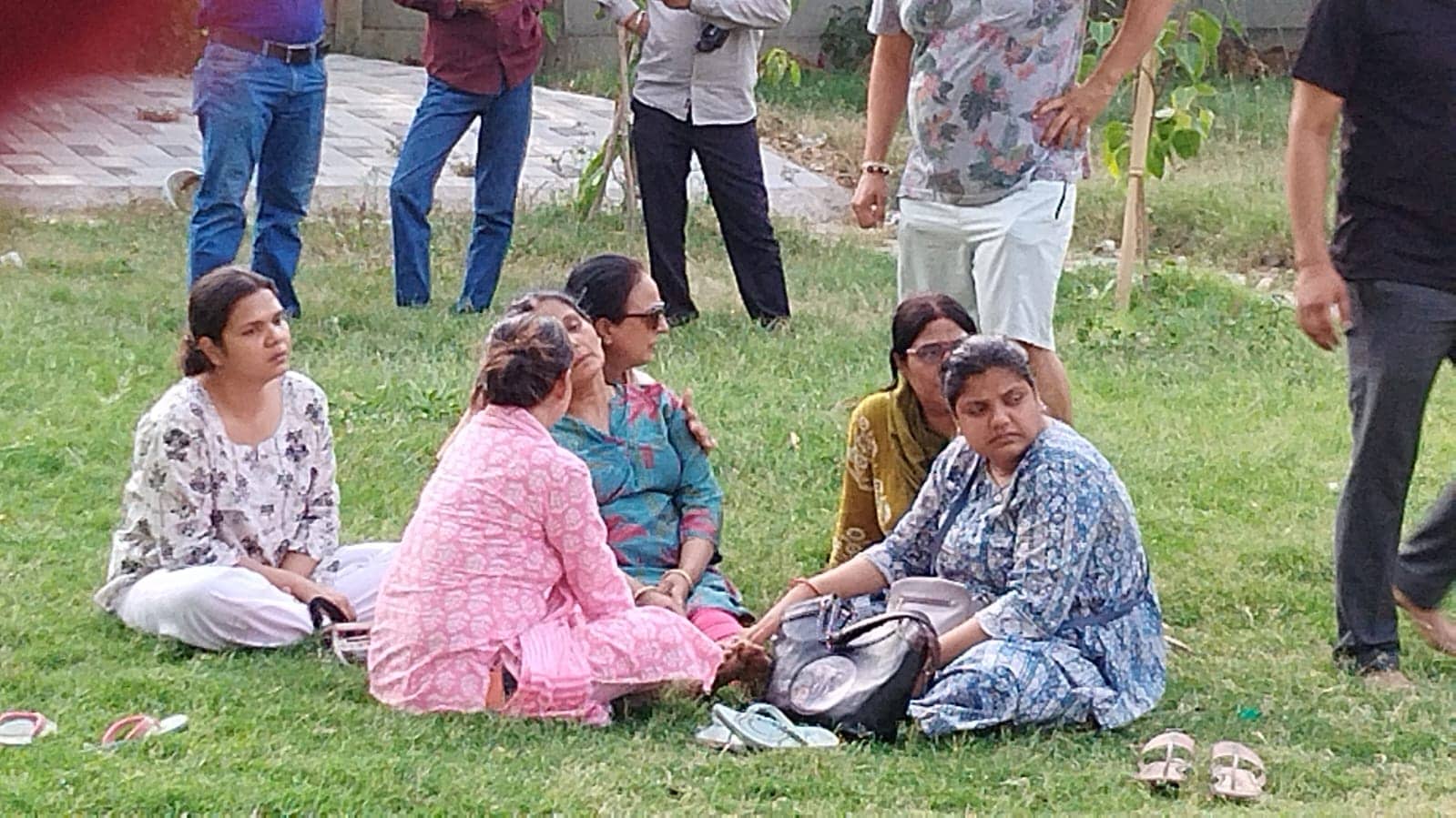 भदभदा विश्राम घाट पर ट्विशा के परिजनों का रो-रोकर बुरा हाल हो गया।