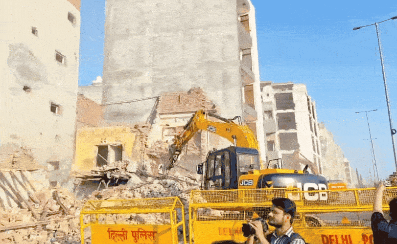 दिल्ली में बुलडोजर एक्शन, शालीमार बाग में तोड़े जा रहे 150 घर, जानें क्यों की जा रही डिमोलिशन की कार्रवाई