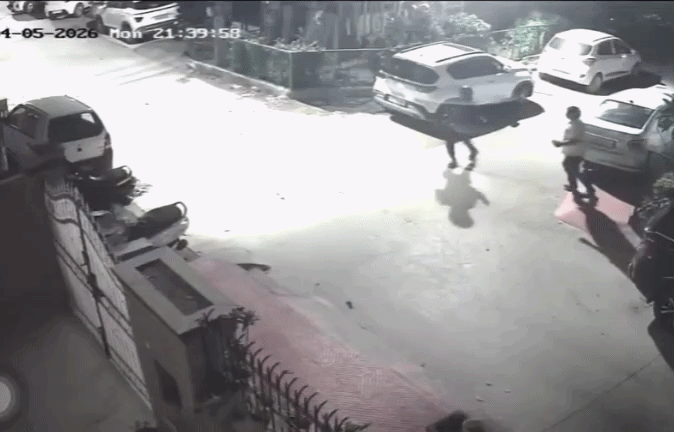 गुरुग्राम में सरेराह लूट का VIDEO, कार चालक से 11 लाख रुपये लेकर फरार हुए बाइक सवार बदमाश