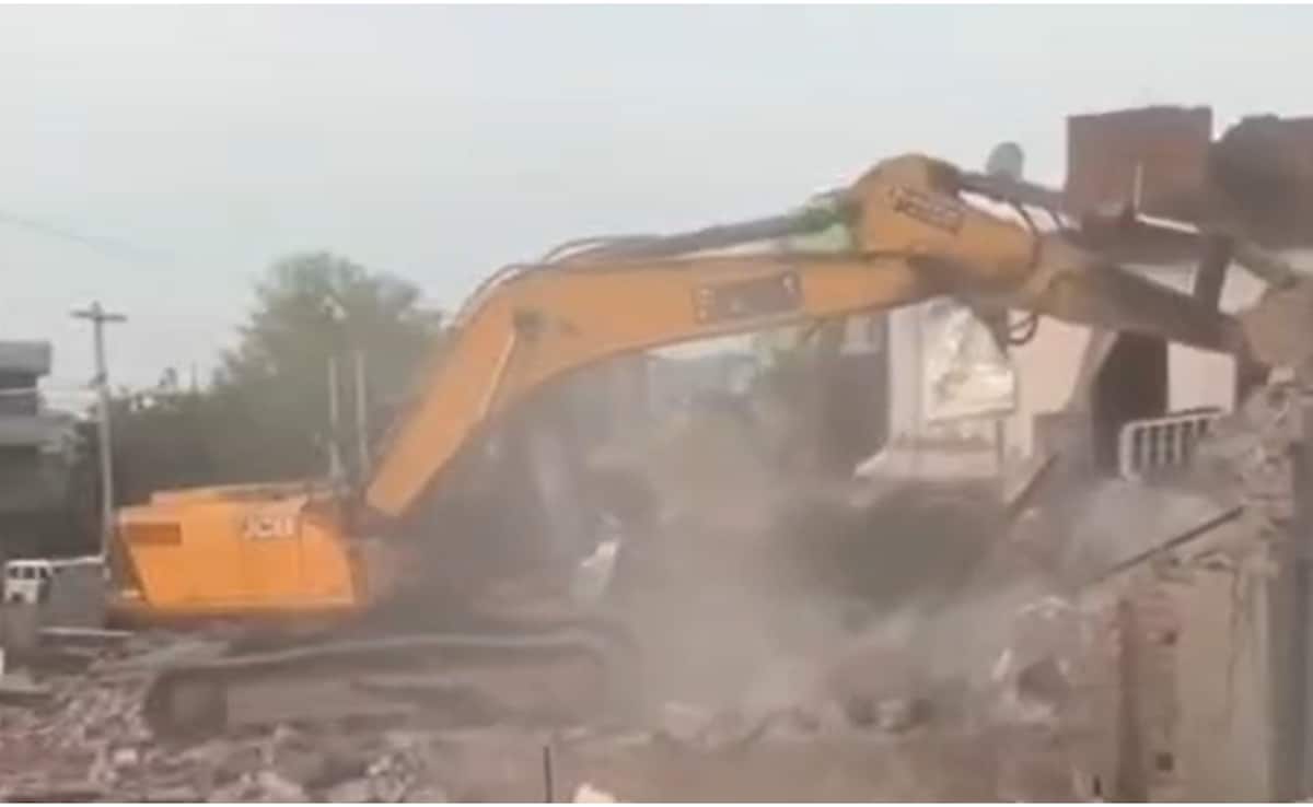 फरीदाबाद में रात 3 बजे चला बुलडोजर, ढहाए गए मंदिर-मस्जिद; इंटरनेट बंद; लोग बोले- पुलिस ने 'छत से झांकने तक नहीं दिया'
