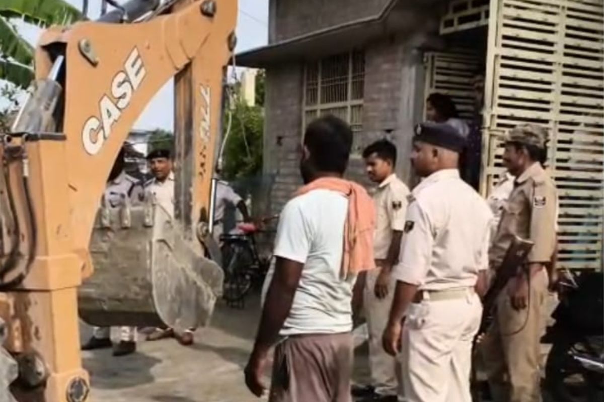 बिहार में अपराधियों पर सीएम सम्राट के पीले पंजे की खौफ, बुलडोजर पहुंचते ही कोर्ट में किया सरेंडर