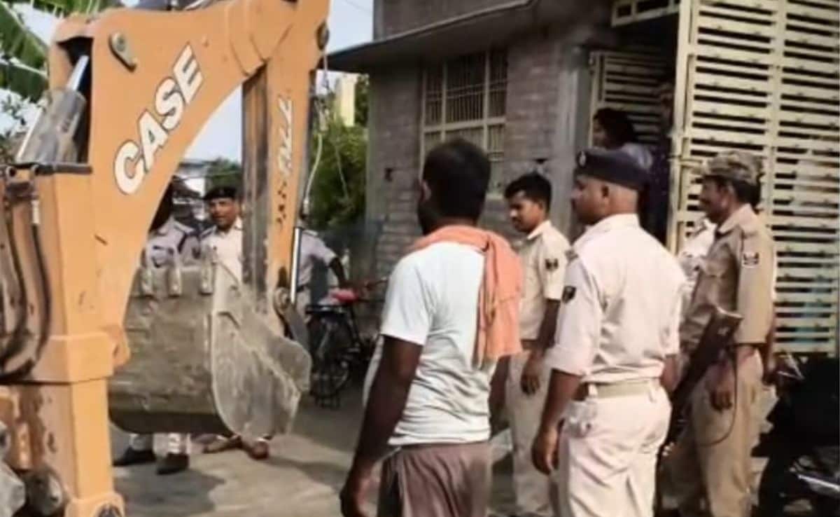 बिहार में अपराधियों पर सीएम सम्राट के पीले पंजे की खौफ, बुलडोजर पहुंचते ही कोर्ट में किया सरेंडर