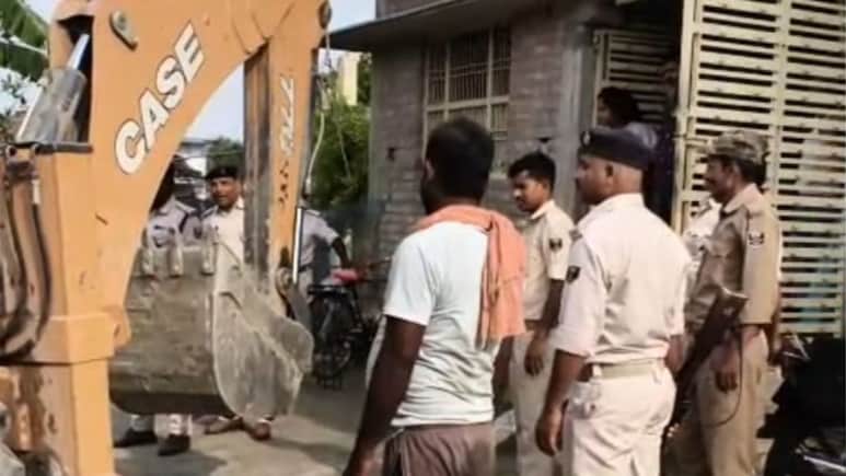 बिहार में अपराधियों पर सीएम सम्राट के पीले पंजे की खौफ, बुलडोजर पहुंचते ही कोर्ट में किया सरेंडर