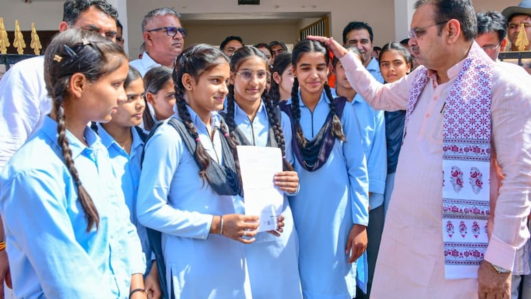 सीएम ने पूरी की बेटियों की 'मुराद', रात्रि चौपाल में छात्राओं ने लगाई थी गुहार, सुबह जारी हो गया आदेश