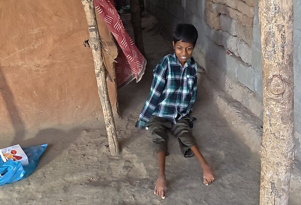 &lsquo;हाथ नहीं तो क्या'! मलकानगिरि की लक्ष्मी खेमुडु ने पैरों से लिखकर पास की 10वीं, 240 अंक लाकर रचा इतिहास