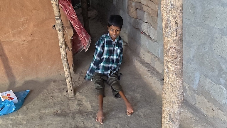 &lsquo;हाथ नहीं तो क्या'! मलकानगिरि की लक्ष्मी खेमुडु ने पैरों से लिखकर पास की 10वीं, 240 अंक लाकर रचा इतिहास