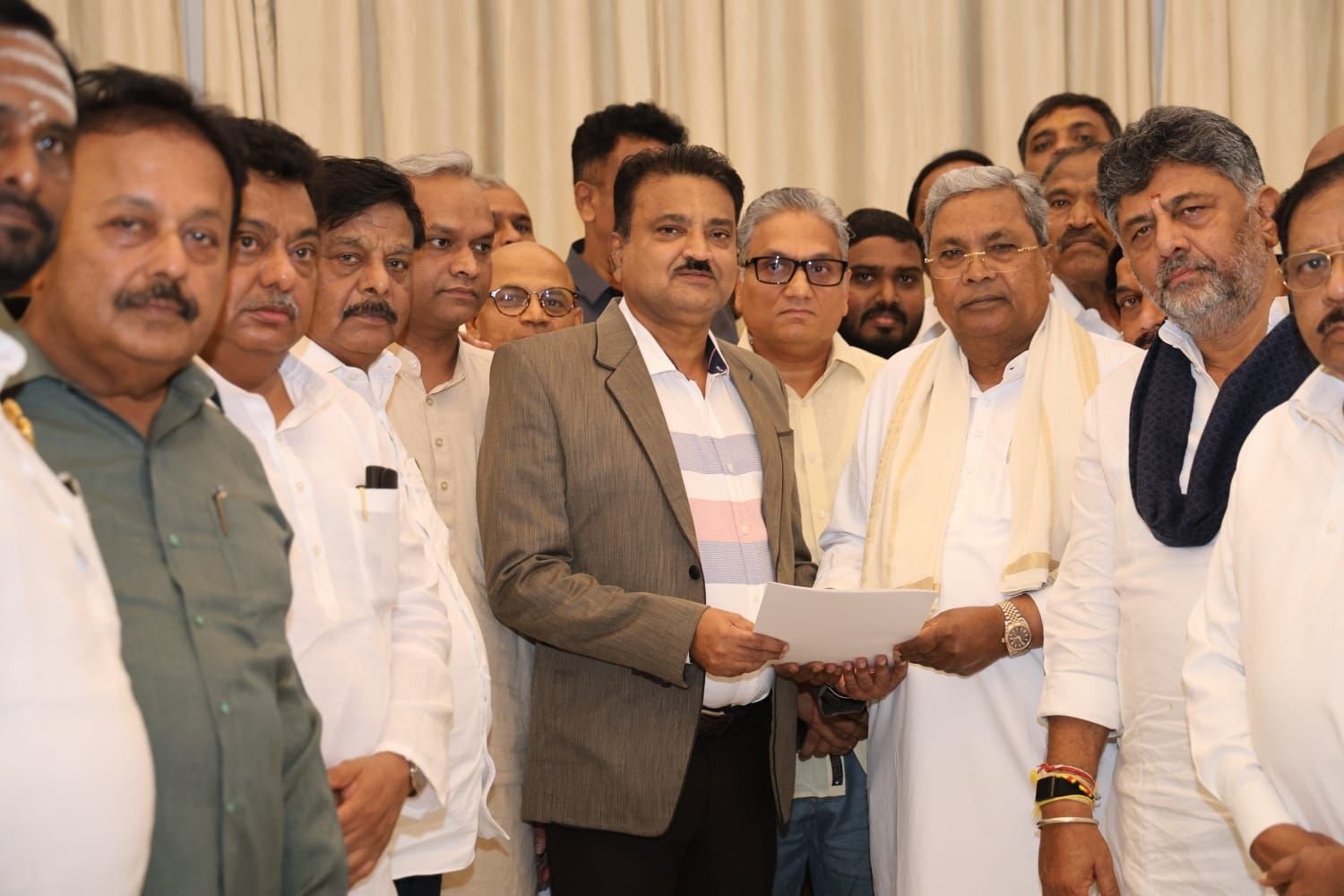 Karnataka CM News Live: सिद्धारमैया बोले-  'आलाकमान के निर्देश पर दिया इस्तीफा', DK शिवकुमार का CM बनना तय