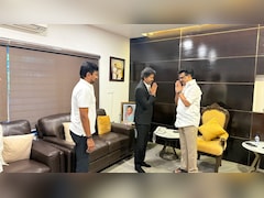 हाथ जोड़ किया नमस्कार, शॉल पहनाई... तमिलनाडु के नए मुख्यमंत्री विजय ने की पूर्व CM स्टालिन से मुलाकात