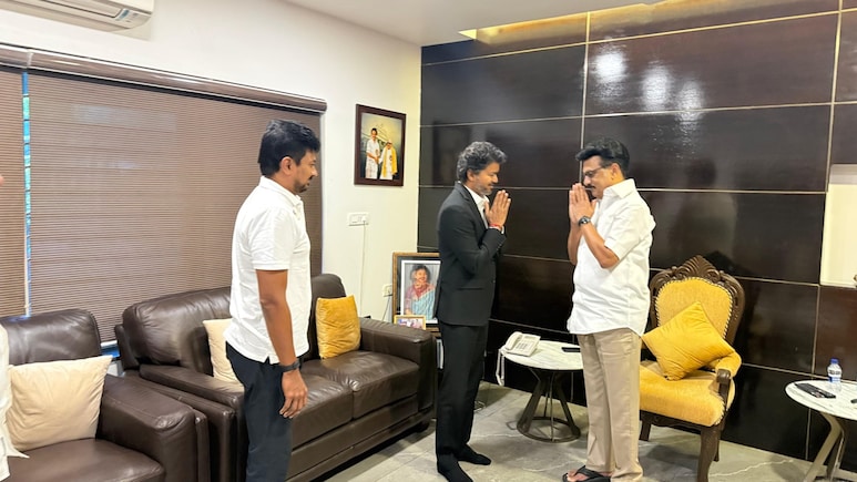 हाथ जोड़ किया नमस्कार, शॉल पहनाई... तमिलनाडु के नए मुख्यमंत्री विजय ने की पूर्व CM स्टालिन से मुलाकात