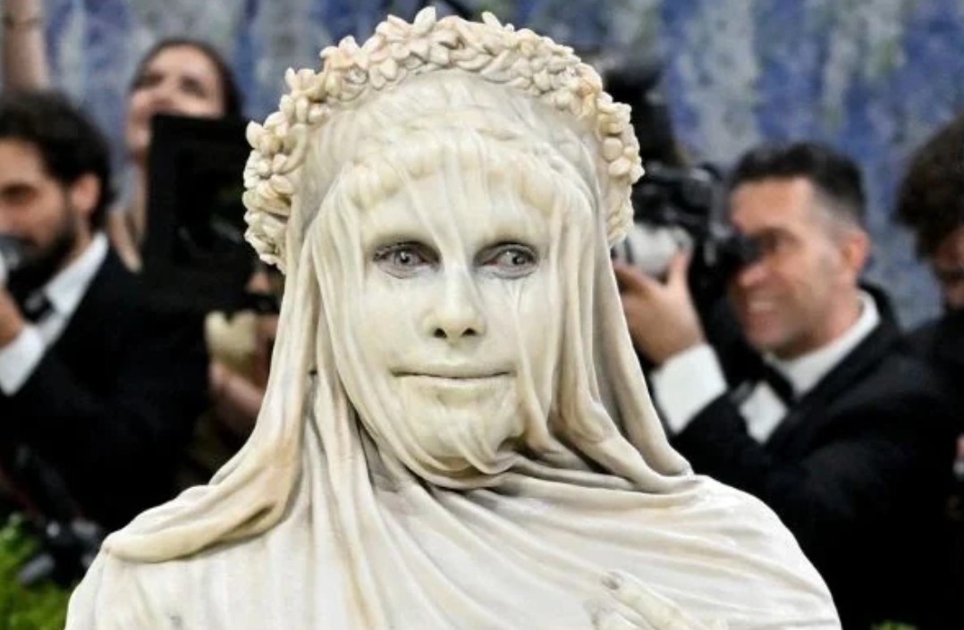 किसी एक्ट्रेस ने शरीर पर लपेट ली बिजली की तार तो किसी के शरीर पर दिखे चार हाथ, MET GALA 2026 के अतरंगी अंदाज