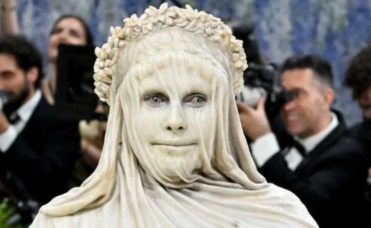 किसी एक्ट्रेस ने शरीर पर लपेट ली बिजली की तार तो किसी के शरीर पर दिखे चार हाथ, MET GALA 2026 के अतरंगी अंदाज