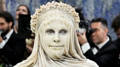 किसी एक्ट्रेस ने शरीर पर लपेट ली बिजली की तार तो किसी के शरीर पर दिखे चार हाथ, MET GALA 2026 के अतरंगी अंदाज