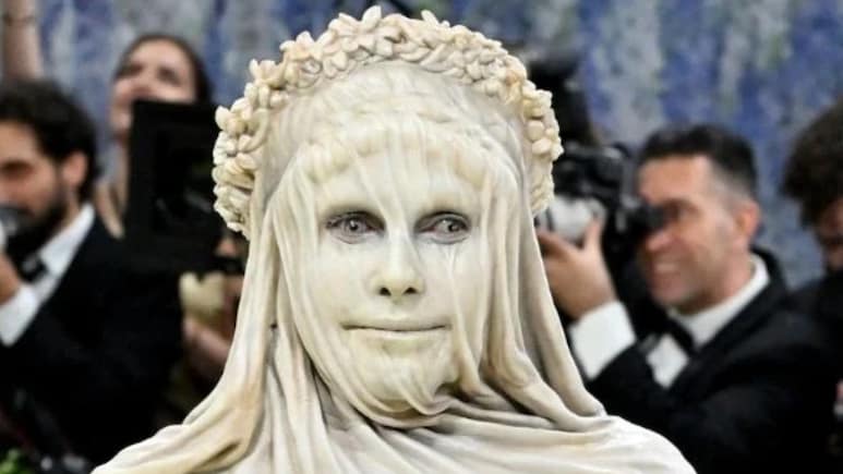 किसी एक्ट्रेस ने शरीर पर लपेट ली बिजली की तार तो किसी के शरीर पर दिखे चार हाथ, MET GALA 2026 के अतरंगी अंदाज